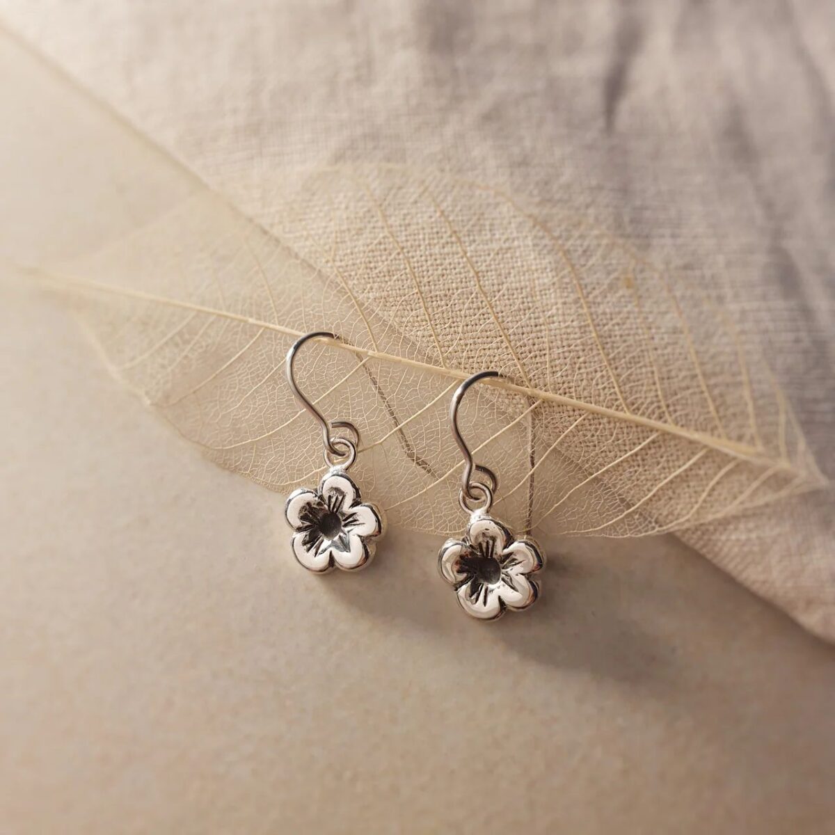Tania Mallow Jewellery - Mānuka Flower Earrings, Sterling Silver